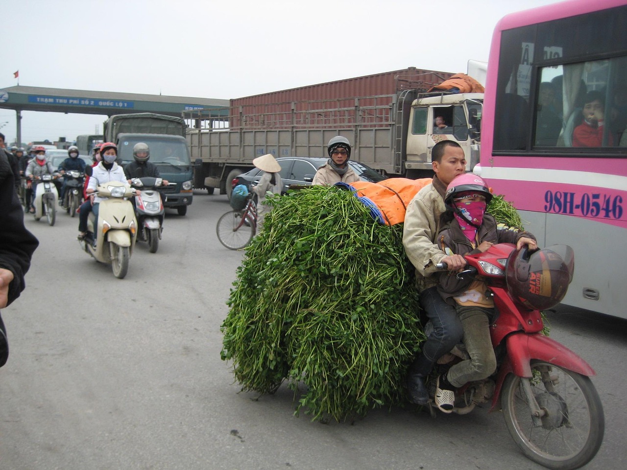 初六返程的人又堵在路上了，初六返程高峰再现，道路拥堵成常态