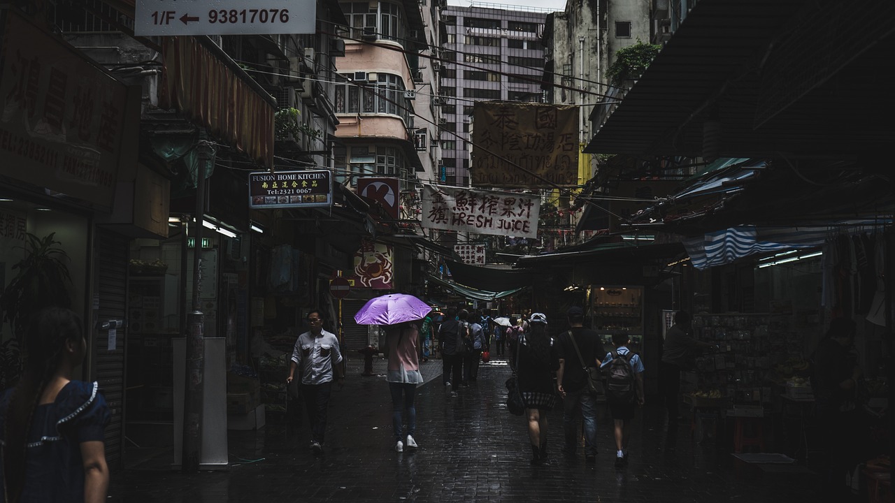 当地回应商铺被“撬锁开灯”，当地商铺遭遇撬锁开灯事件回应