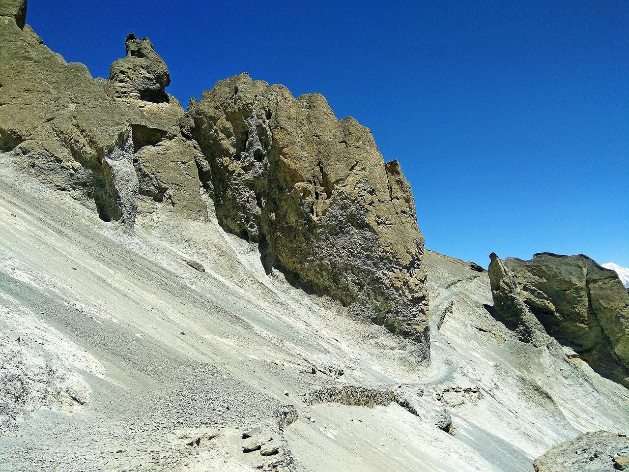 直击四川山体滑坡救援现场，四川山体滑坡救援现场直击