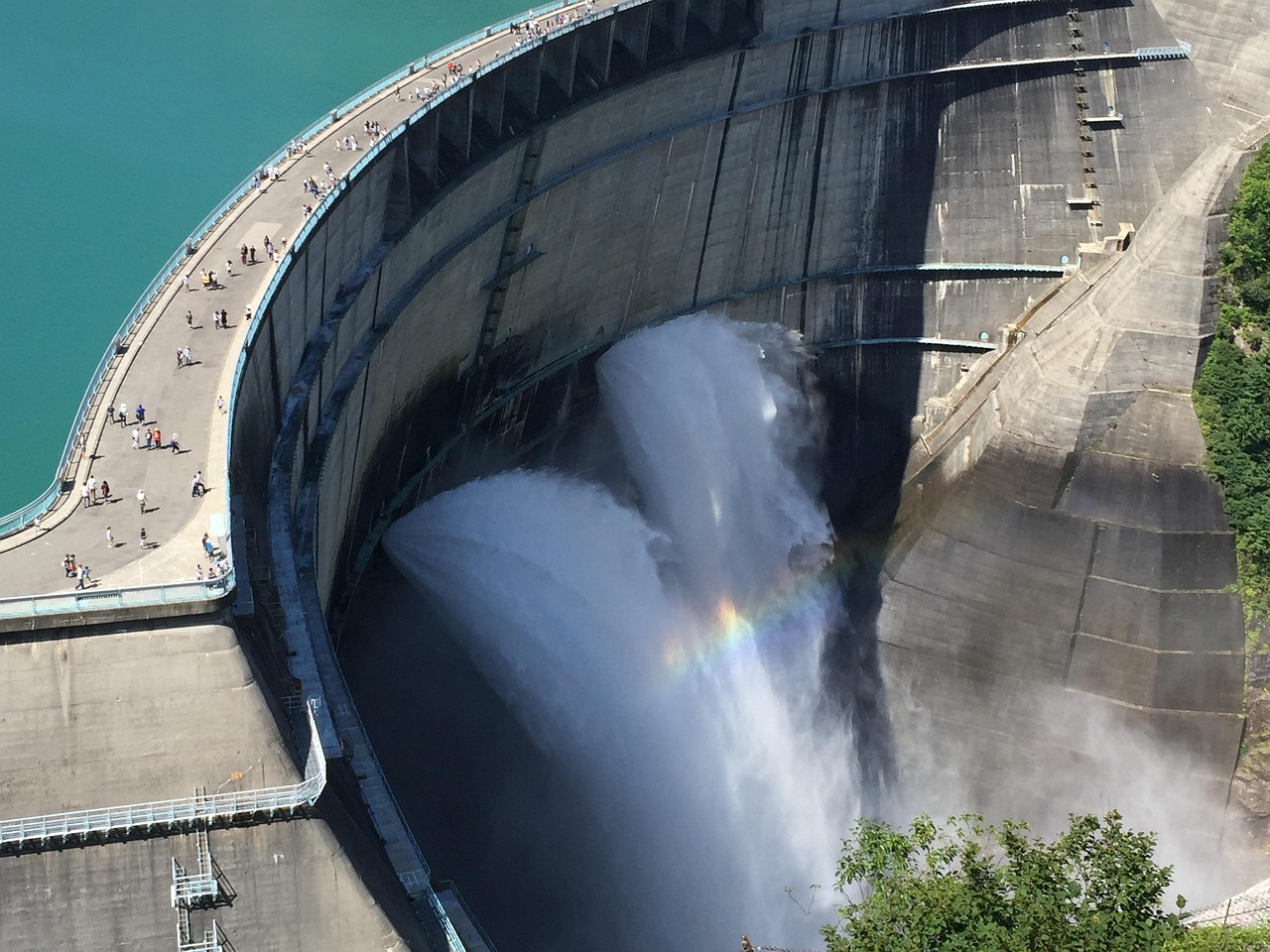 日本拆解福岛核污染水空罐，福岛核污染水空罐拆解行动启动